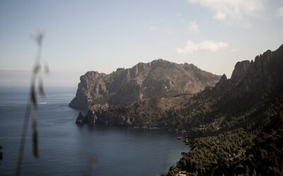 Montaña a primera línea de mar