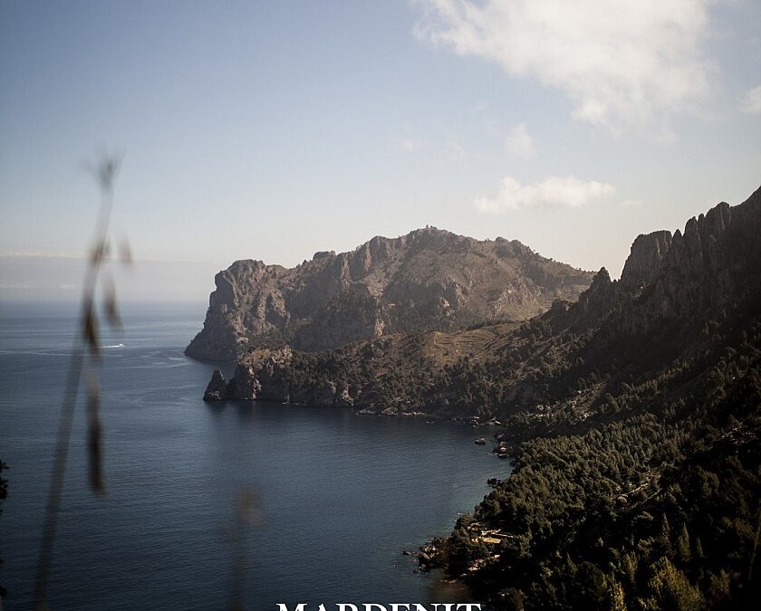 Montaña a primera línea de mar